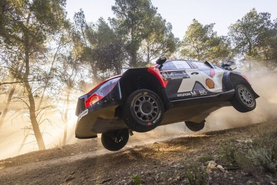 Ο Εσθονός Ott Tanak με τον Martin Jarveoja (Hyundai i20 N Rally1) «πετούν» προς τον τερματισμό